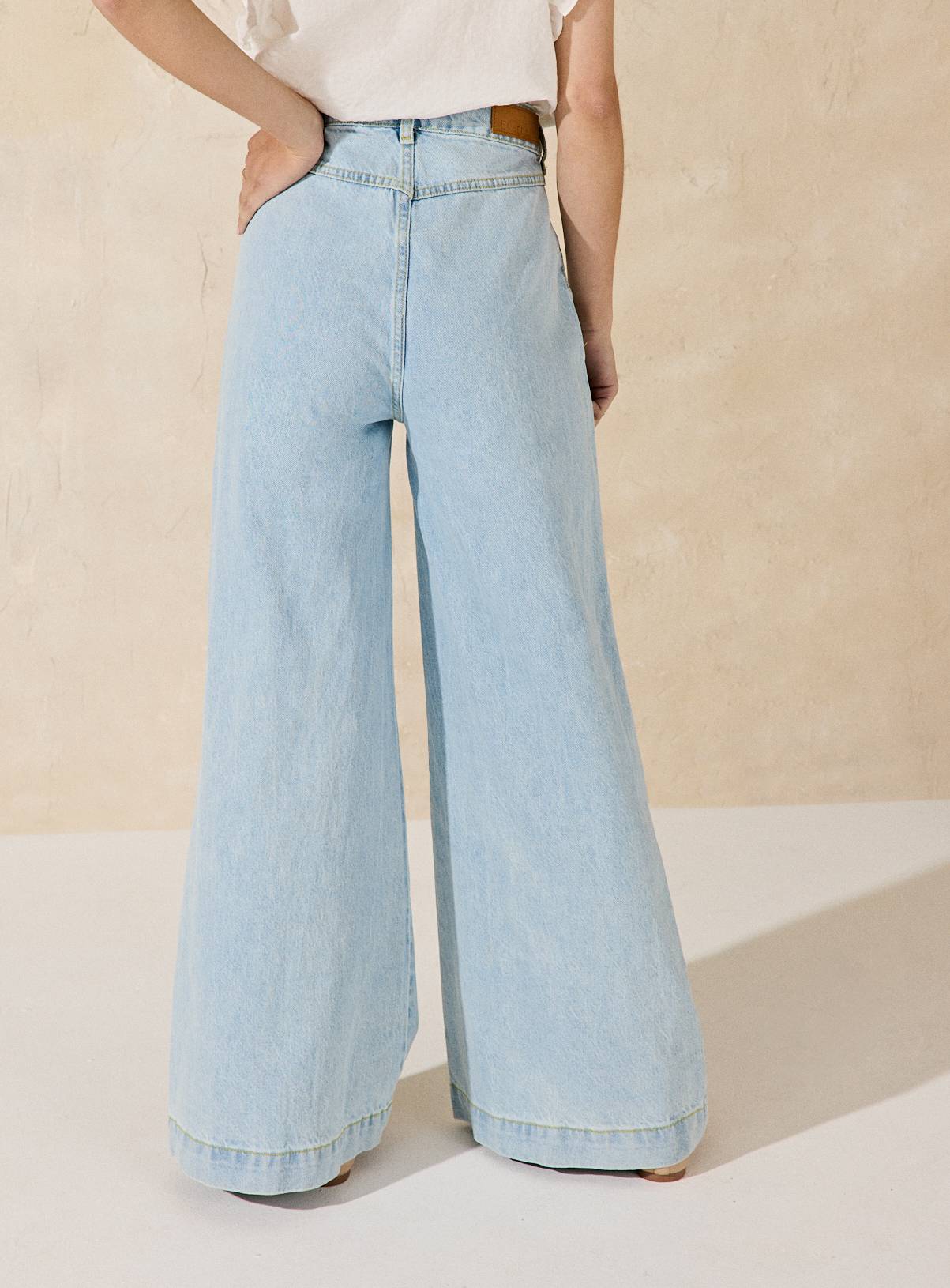 EVERBELLE Light Denim Patch Pocket Wide Leg Jeans 22 - Image 4